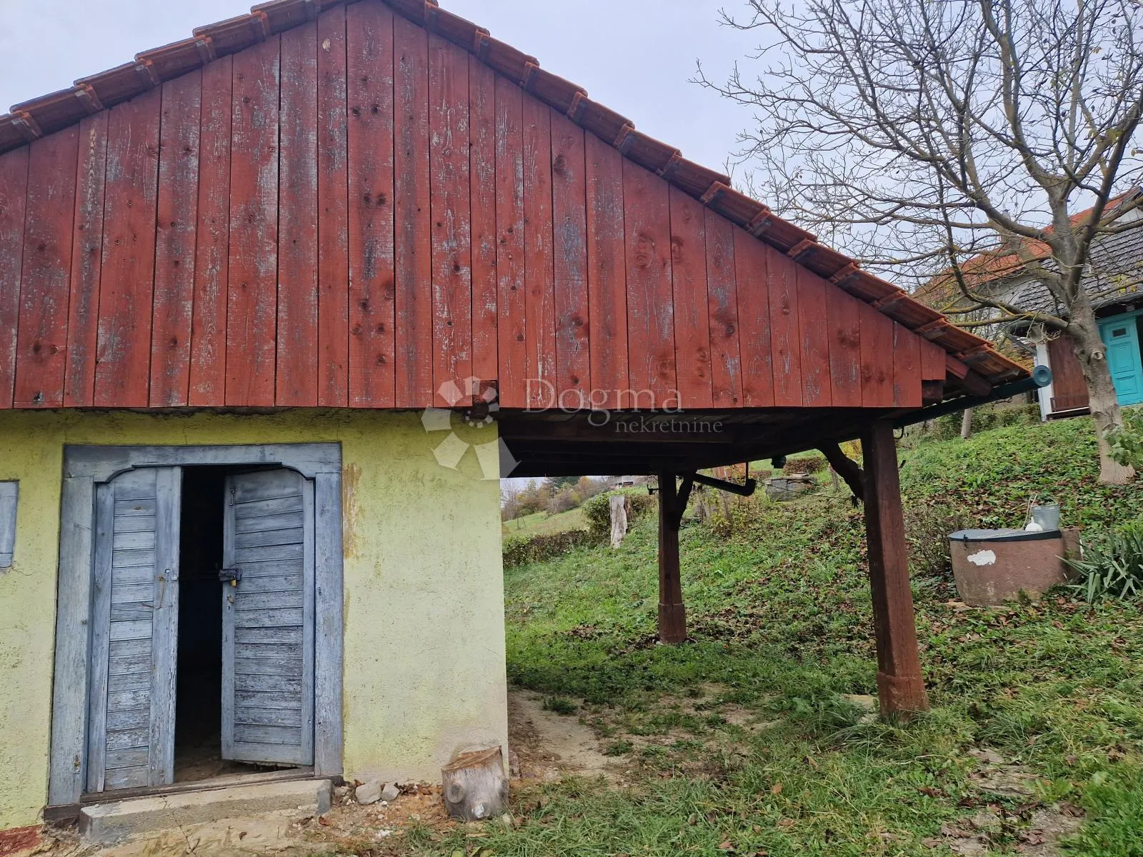 dvije drvene kućice na cca 15.000 m² zemljišta s pogledom na veliki tabor - slika 4