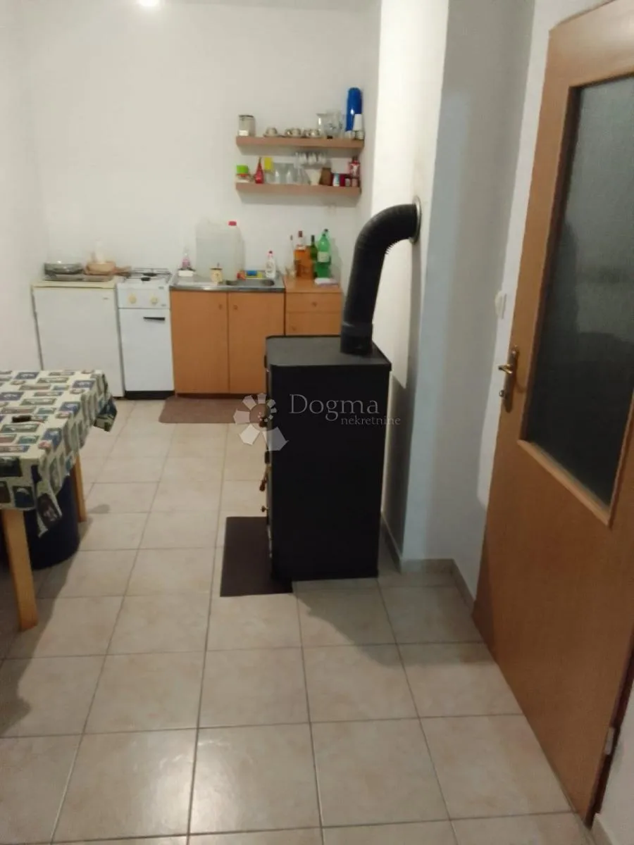 kuća s 2 stana i pp u prizemlju - slika 17