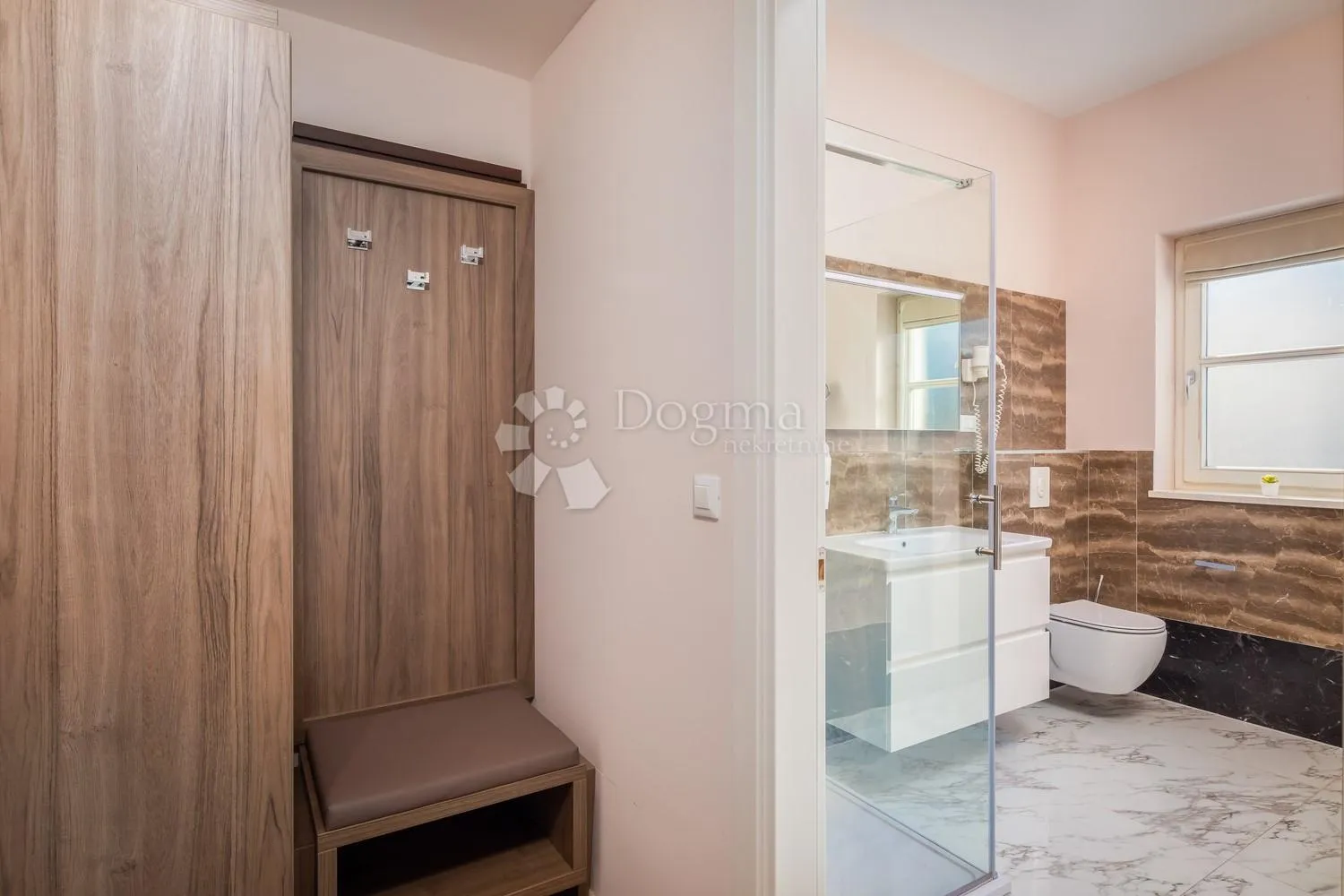 villa koja odiše elgancijom, sa bazenom i pomoćnim objektom - slika 18