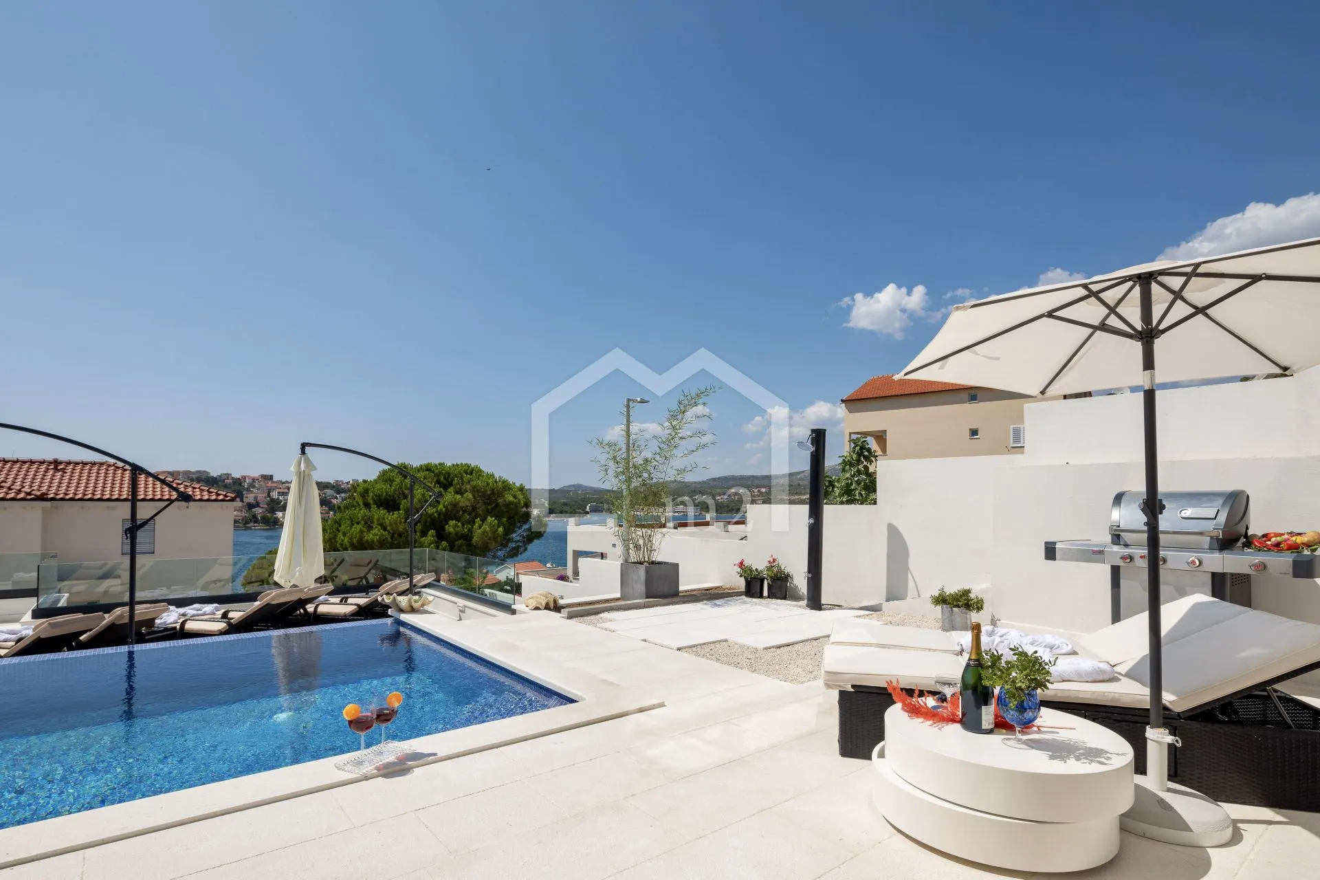 villa sa bazenom blizina mora - slika 28