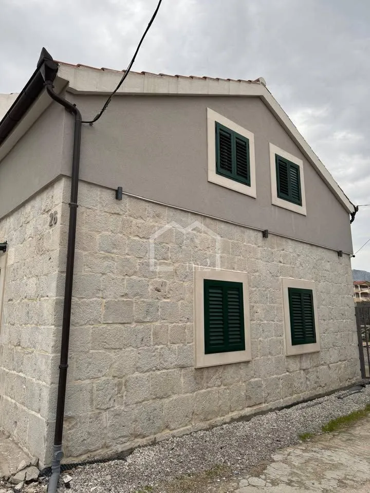 dvosoban stan u kamenoj kući - slika 13