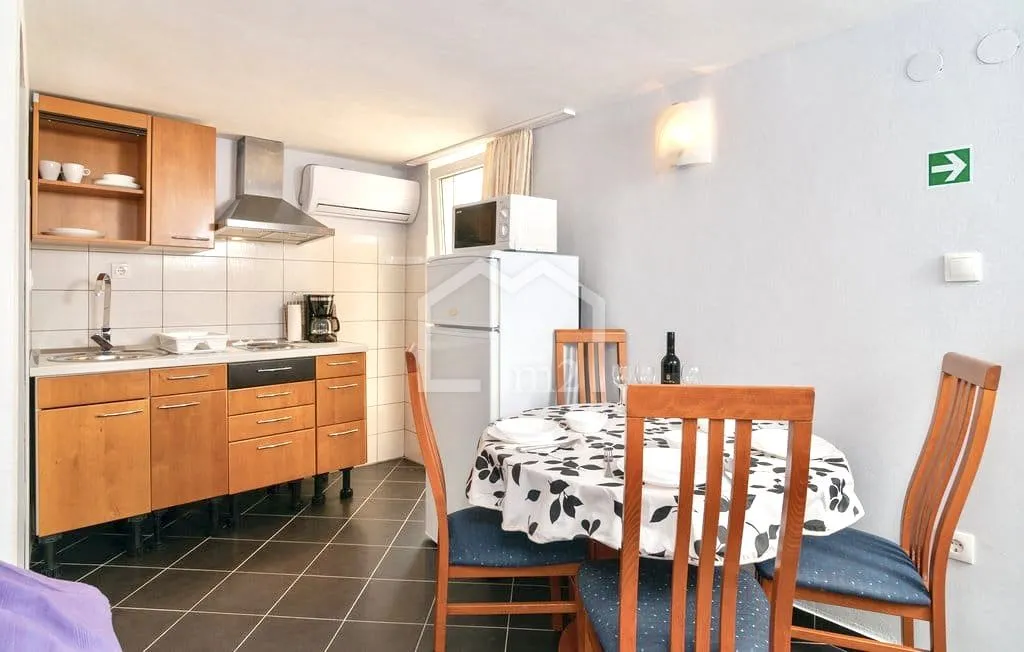 apartmanska kuća blizina mora - s vezom za brod - slika 8
