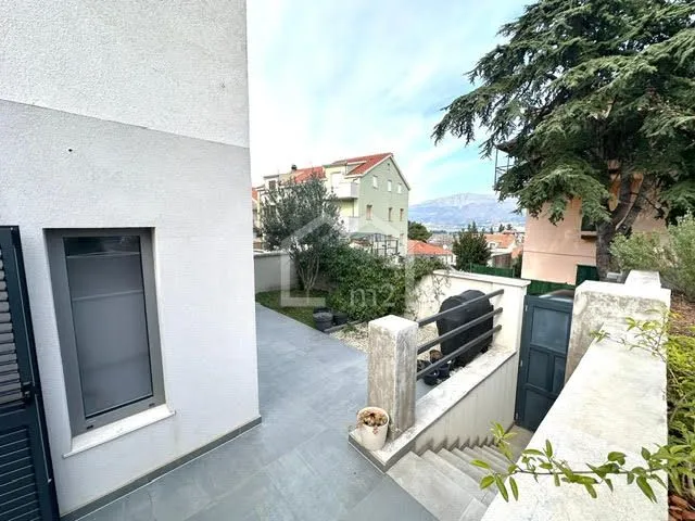 stan na marjanu - garaža i bazen - slika 15