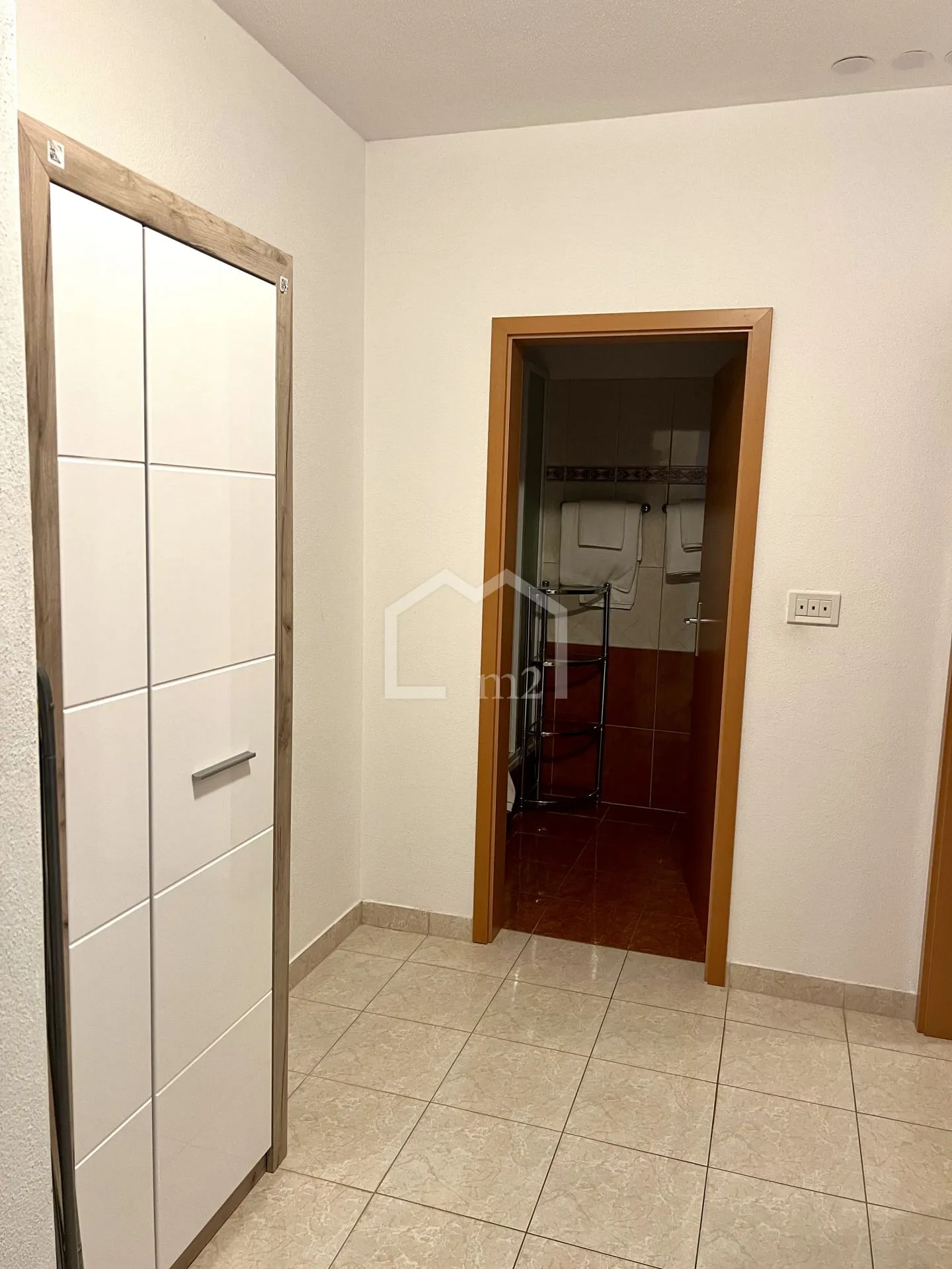 dvosoban stan - pogled i parking - slika 7