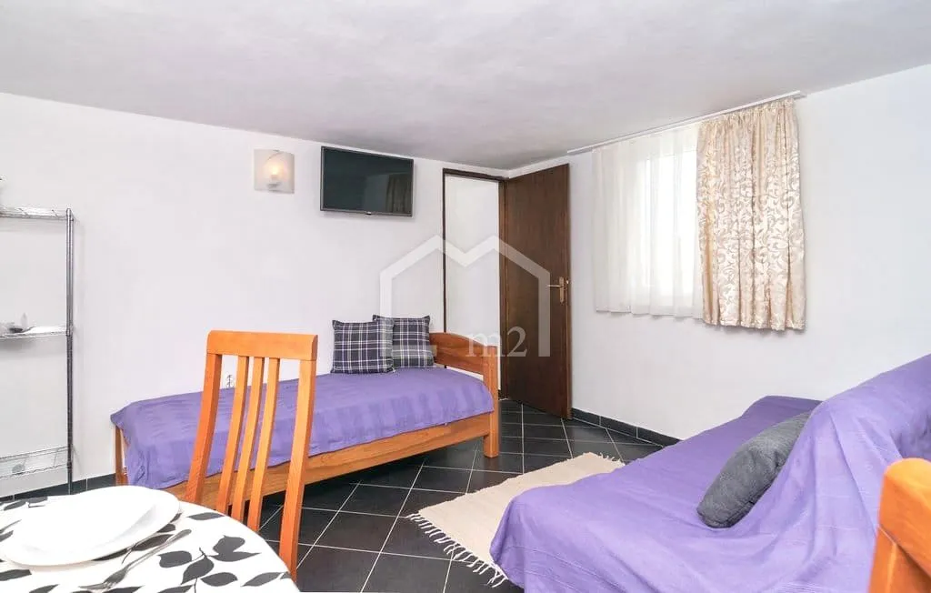 apartmanska kuća blizina mora - s vezom za brod - slika 23