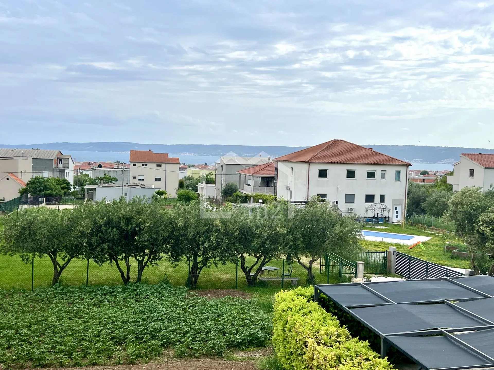 kuća - velika okućnica i pogled na more - slika 40
