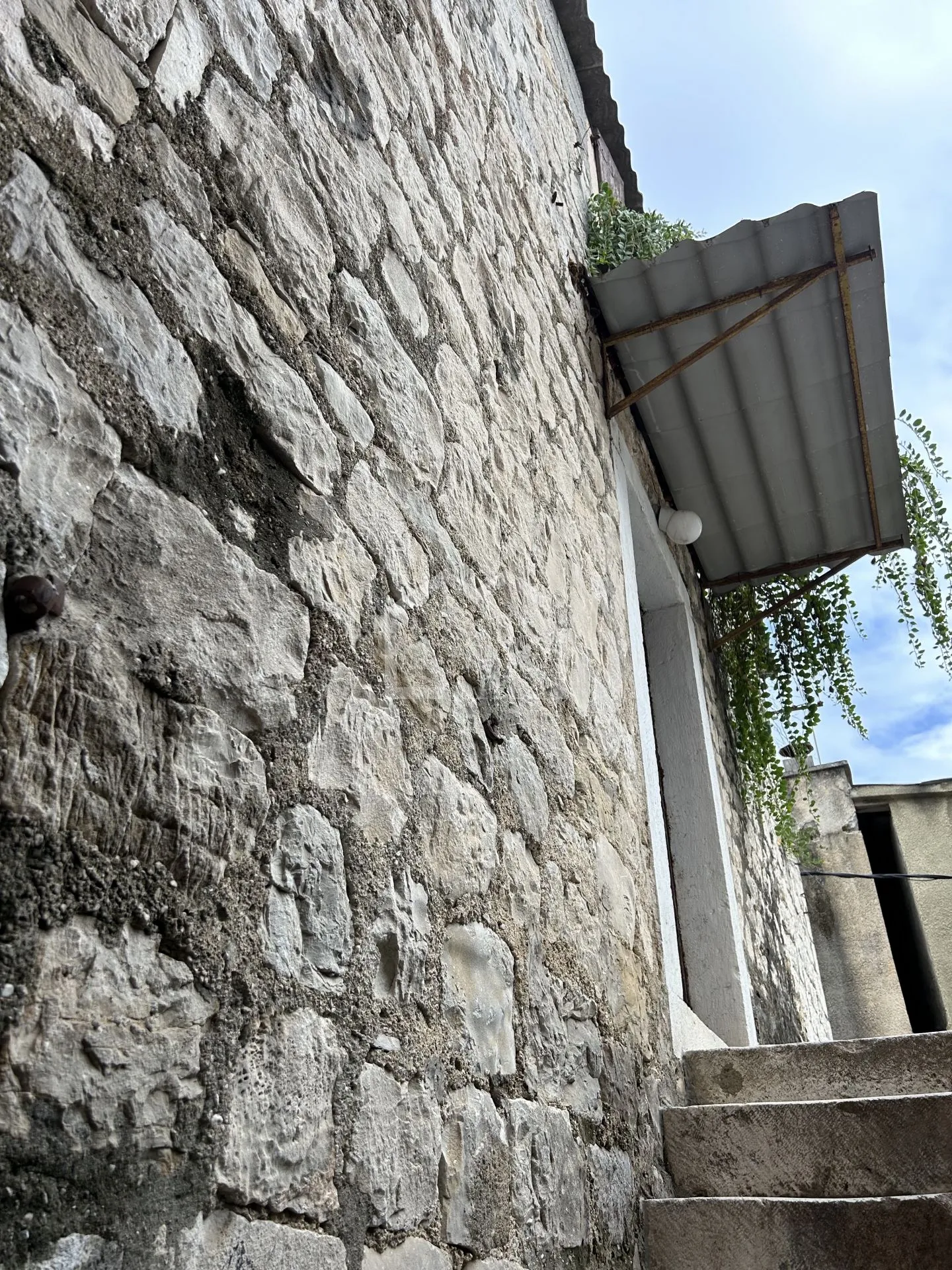 kamena kuća za renovaciju - slika 2