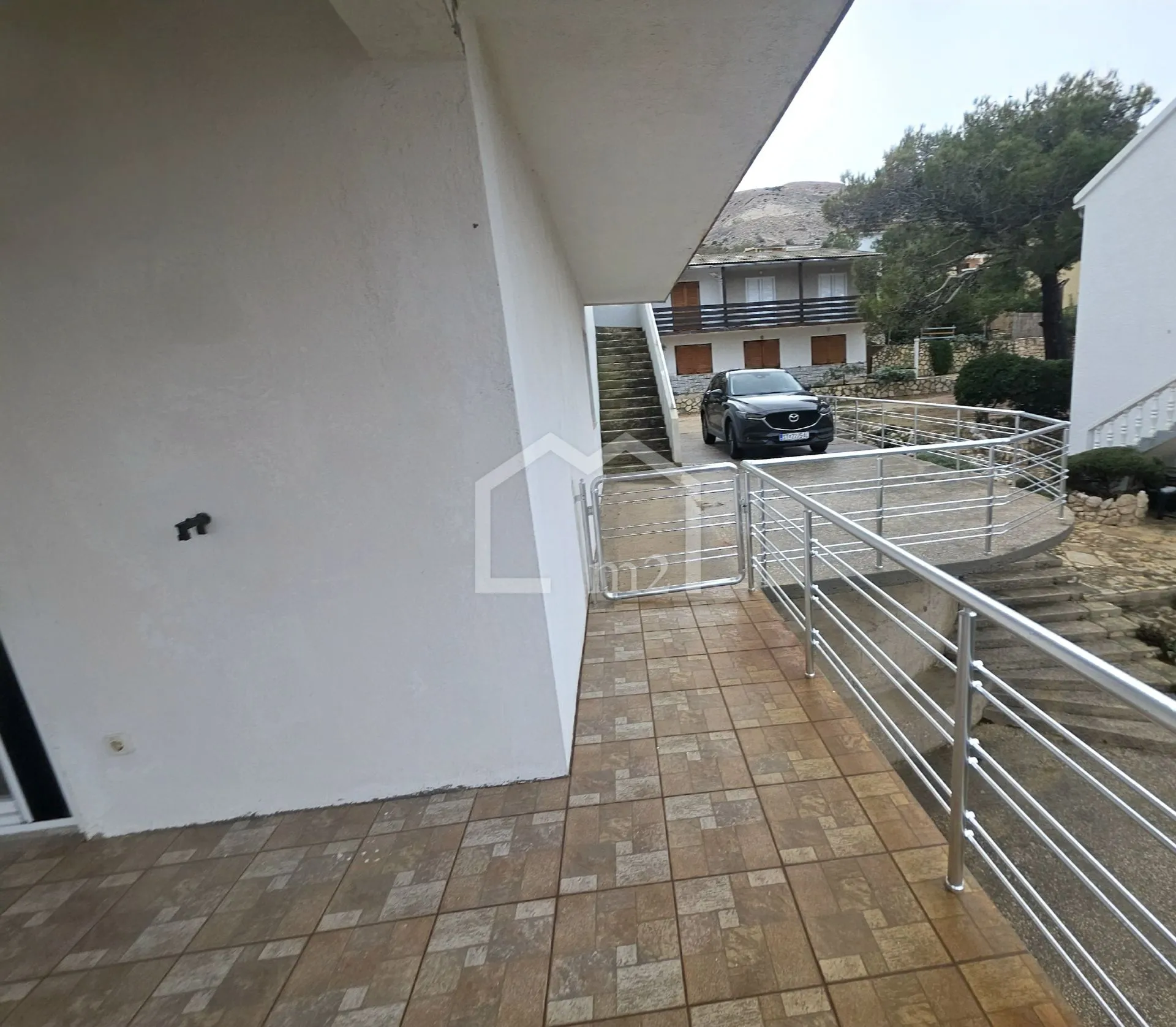 otvoren pogled-apartmanska kuća - slika 9
