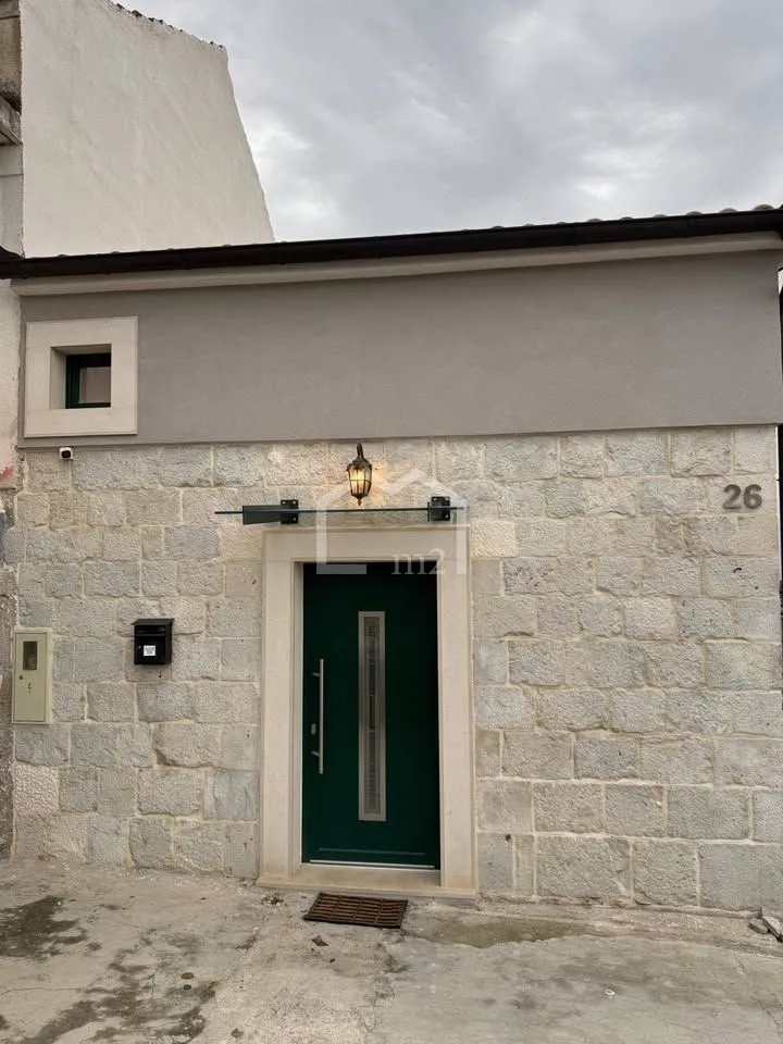 dvosoban stan u kamenoj kući - slika 12