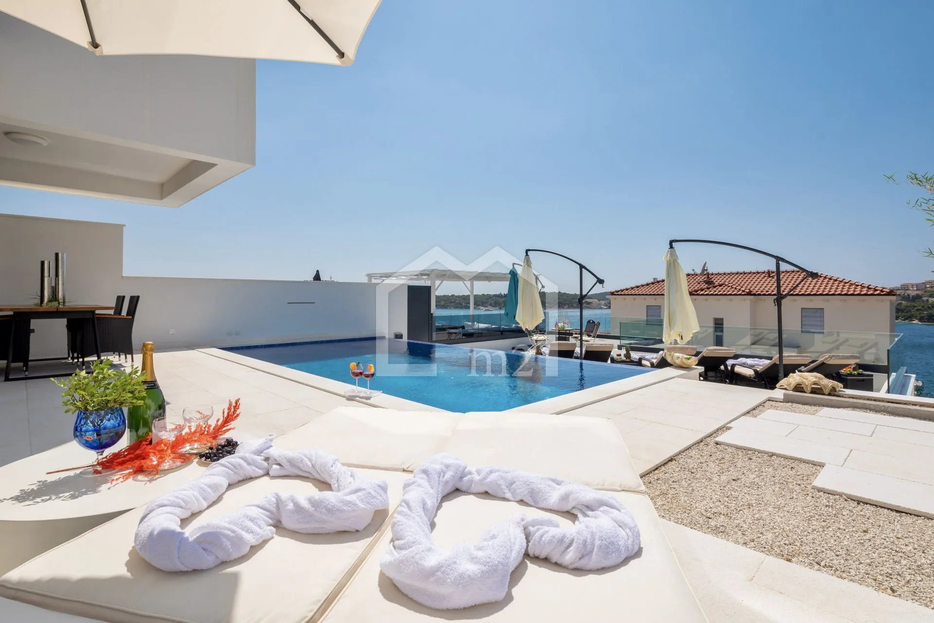 villa sa bazenom blizina mora - slika 24