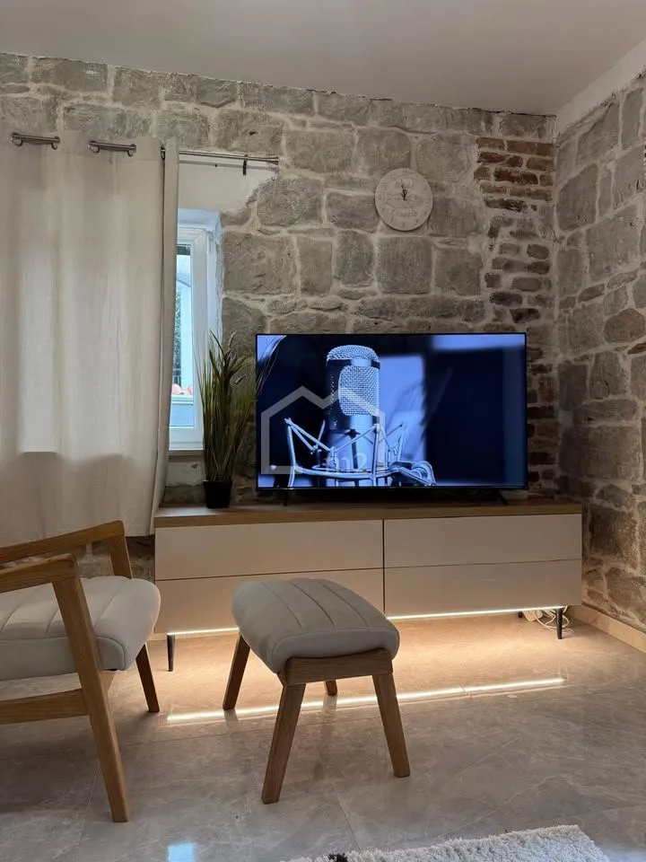 dvosoban stan u kamenoj kući - slika 5