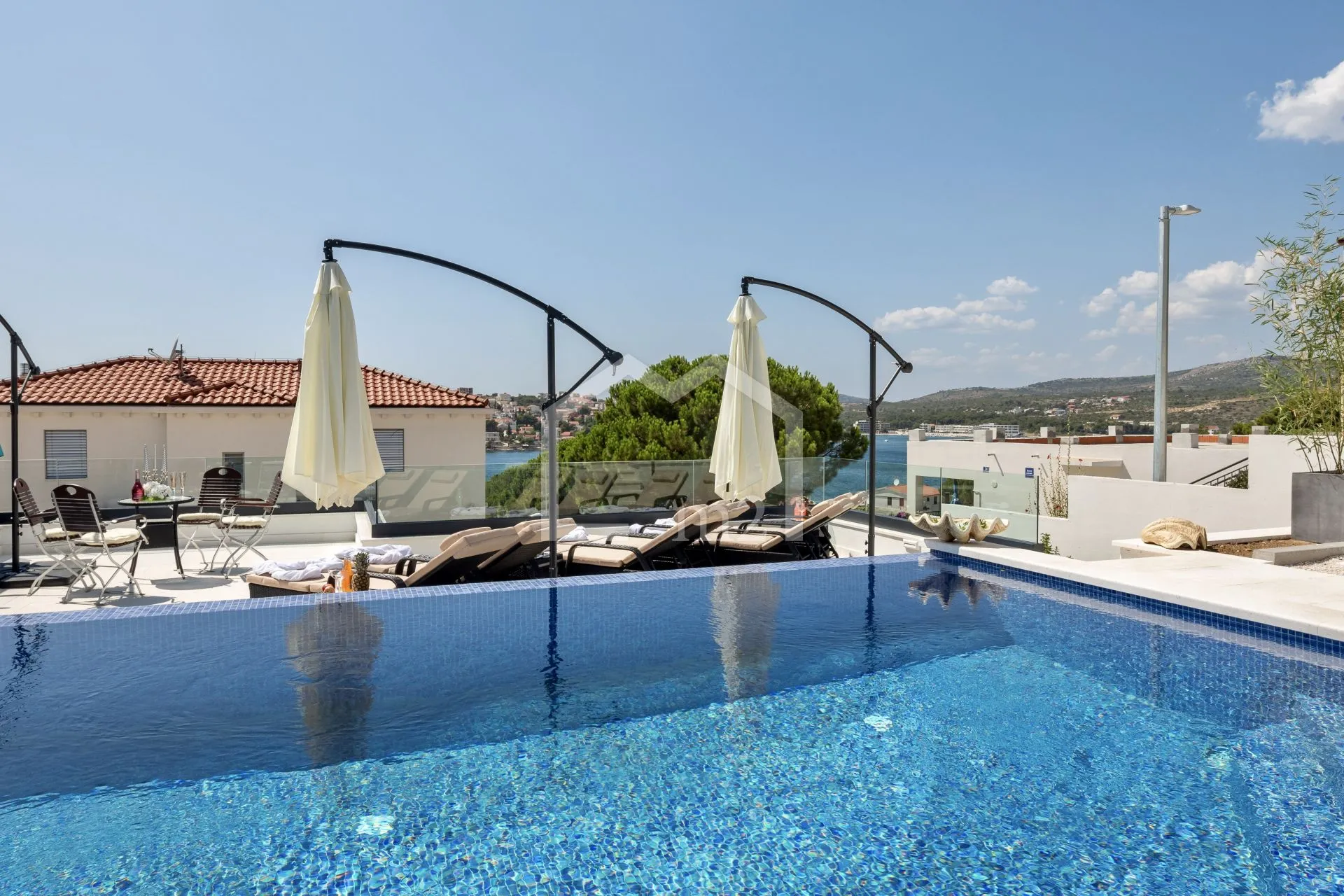 villa sa bazenom blizina mora - slika 29