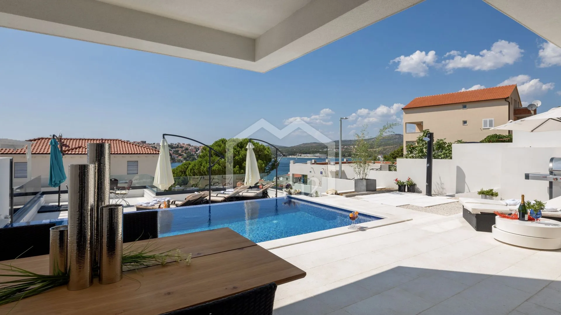 villa sa bazenom blizina mora - slika 27