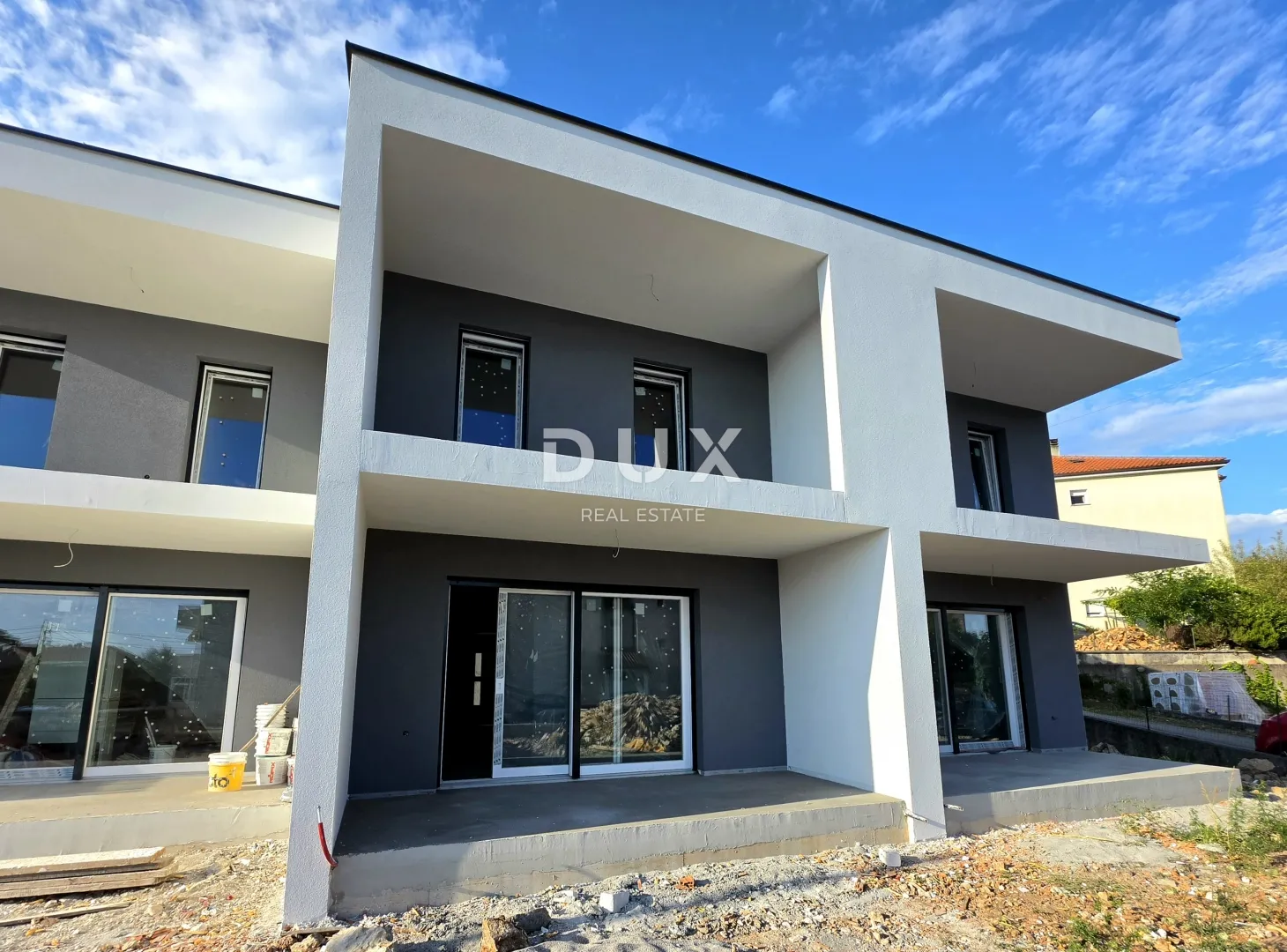 VIŠKOVO - Dvoetažni stan s okućnicom u modernoj novogradnji