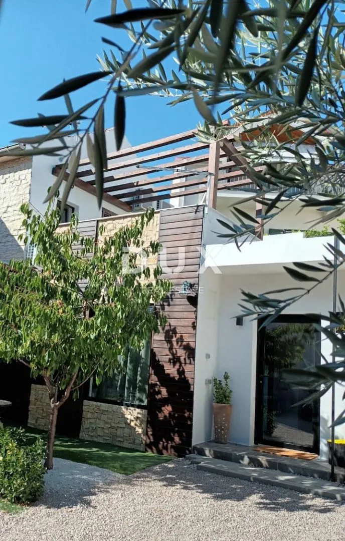 šibenik, centar - kuća u centru grada s tri apartmana i 230 m2 dvorišta i o - slika 2
