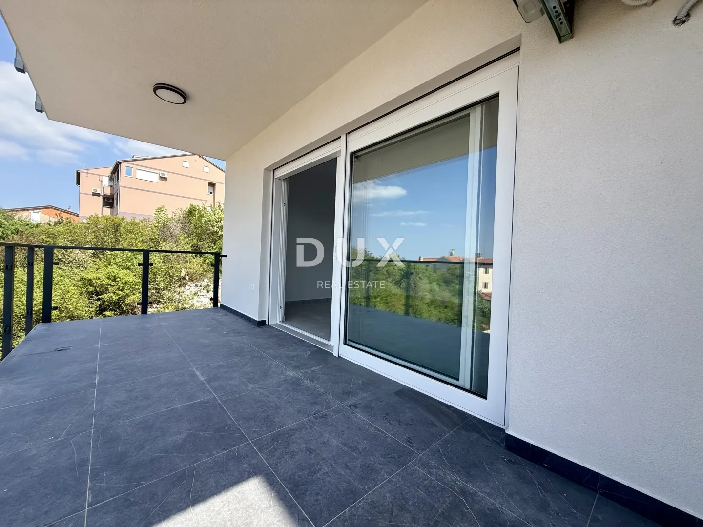 KVARNER, CRIKVENICA - Predivan i prostran 2S+DB s velikom terasom!