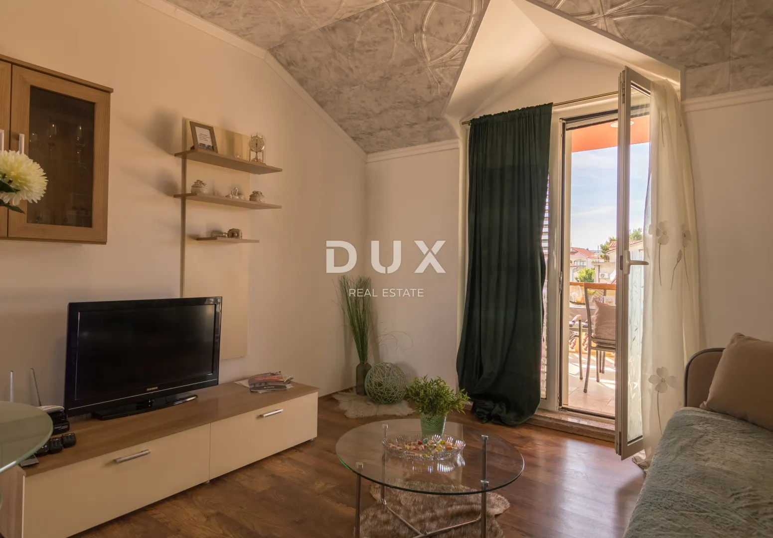 vodice, vila sa 7 apartmana i bazenom - slika 23