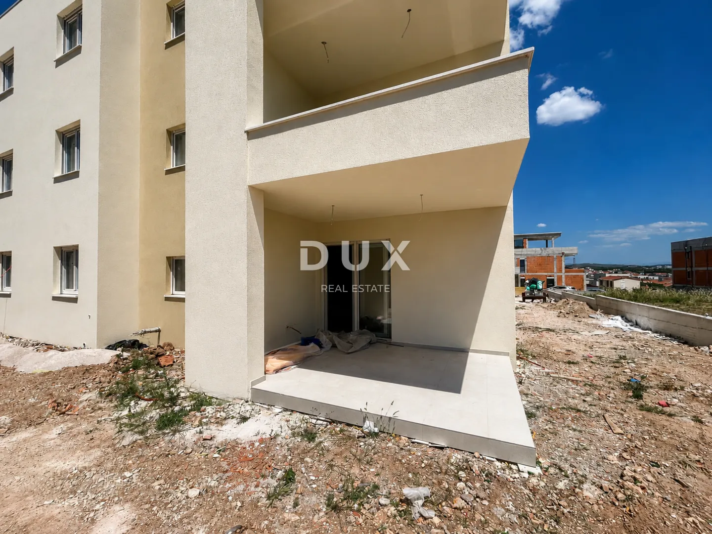 šibenik, vodice – stan u prizemlju s 133m2 vrta, novogradnja! - slika 2