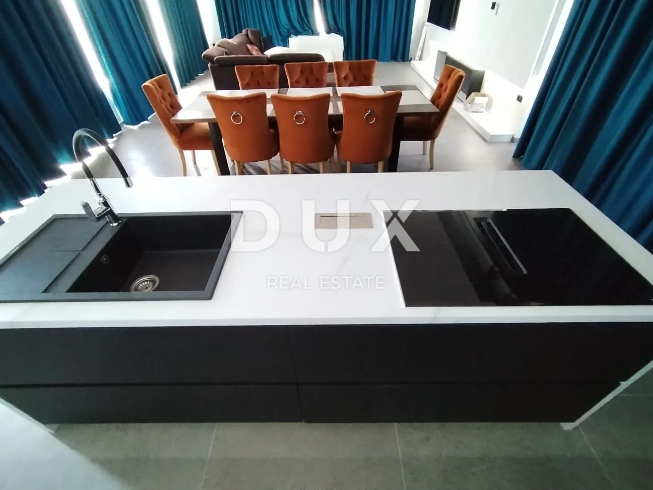 istra,medulin- luksuzna vila 150m od mora! - slika 87