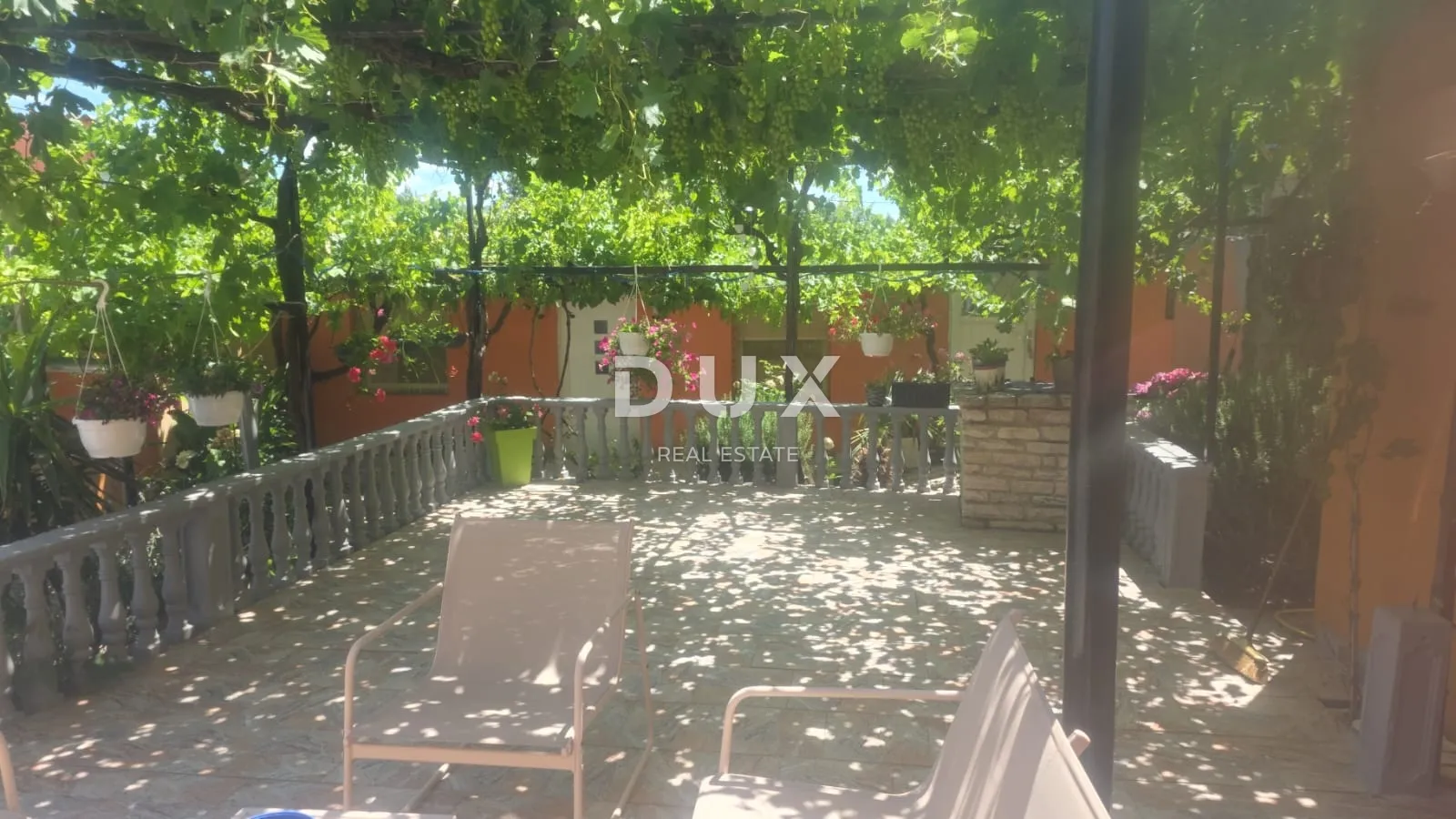 dalmacija, karin donji – prostrana kuća s dva apartmana i konobom - slika 3