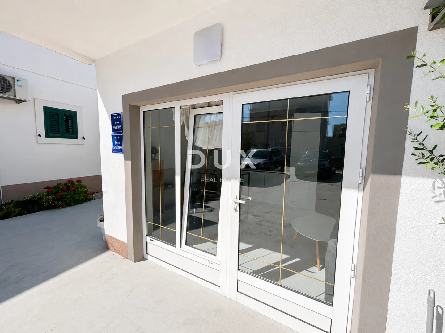 dalmacija, vodice – privatni mini resort s 4 apartmana i bazenom, 300 m od centra - slika 17
