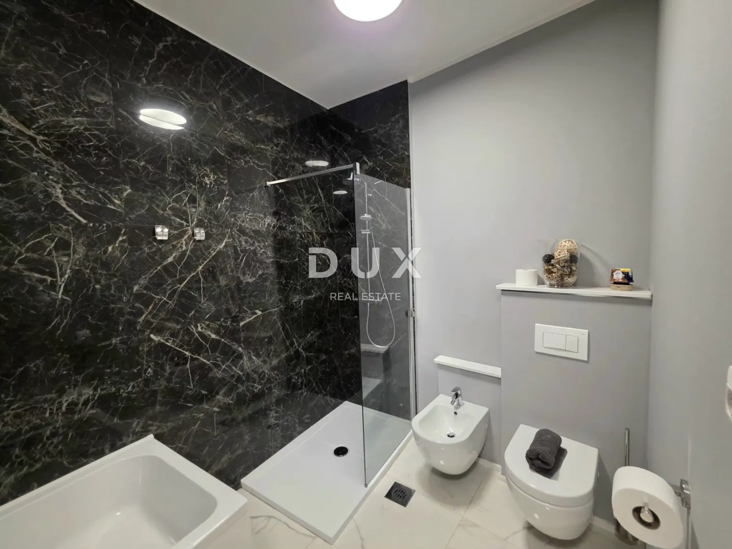 istra, poreč, 290.00 m2, pješačka zona, tri stana - slika 14