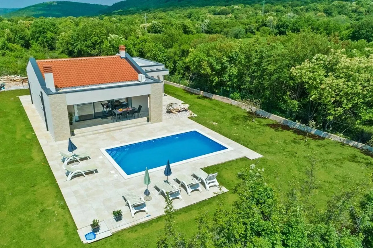 istra, labin - elegantna novogradnja s bazenom - slika 1