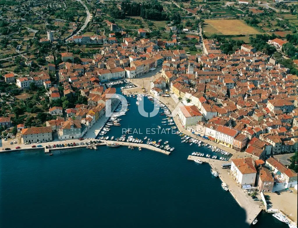OTOK CRES, GRAD CRES - stara jezgra kuća, restaurant, dvoetažni stan, apartmani