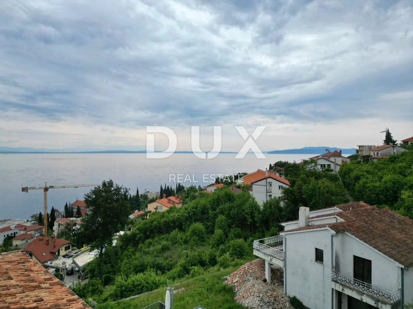 OPATIJA, CENTAR- samostojeća kuća 250m2 s panoramskim pogledom na more + okoliš 740m2