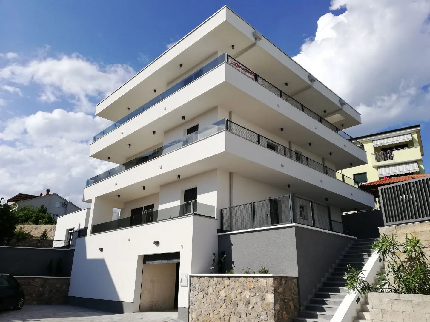 KOSTRENA - Moderna ekskluzivna novogradnja - stan u prizemlju s okućnicom 400m2, apartmanom 42m2 i garažom 100m2 - Doričići, Kostrena