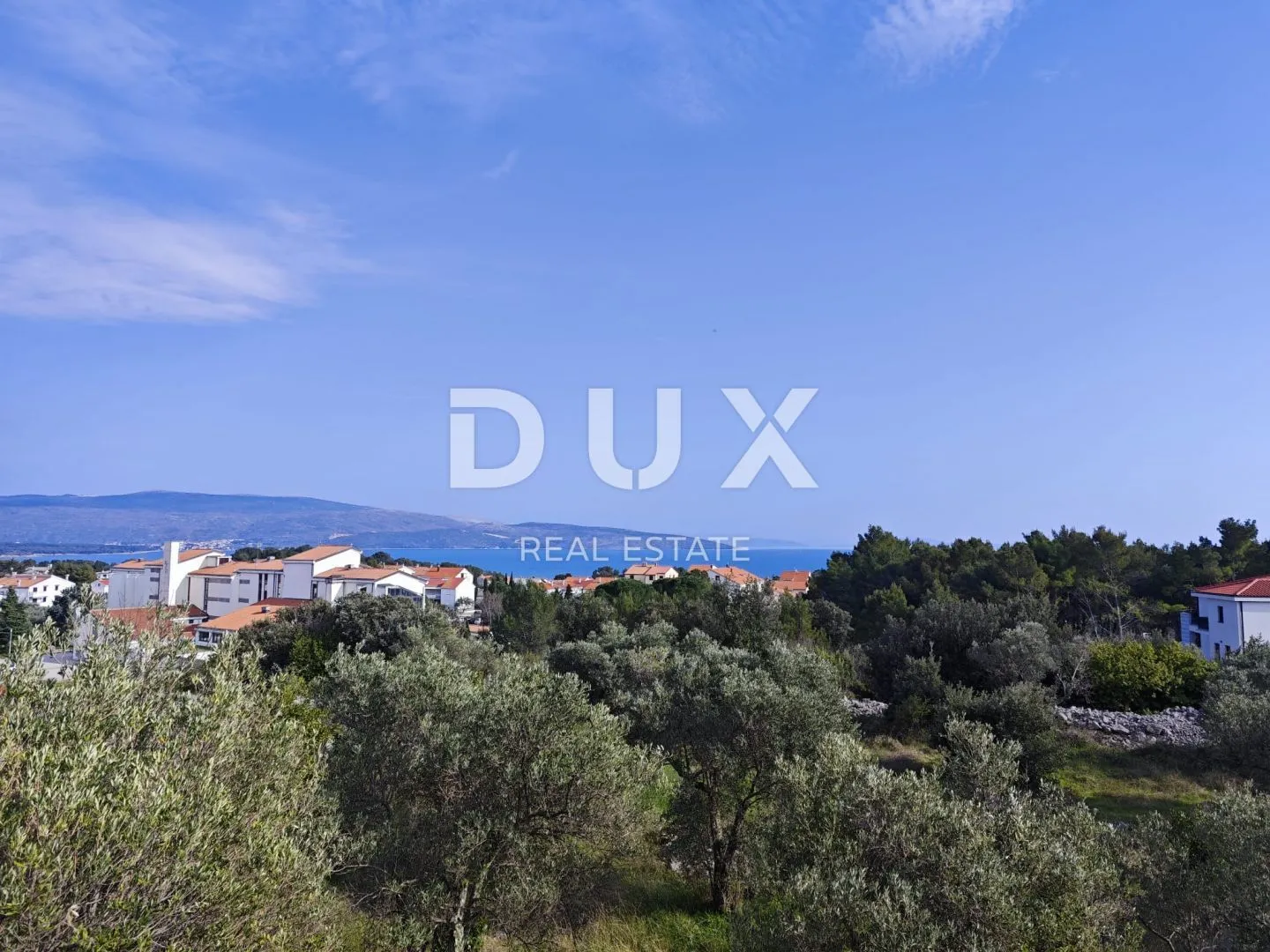 OTOK KRK, GRAD KRK, CENTAR - građevinsko zemljište 1.325 m2 s pogledom na more za stambenu zgradu / stanove / apartmane / obiteljsku kuću / villu s bazenom!!! PRILIKA!!!
