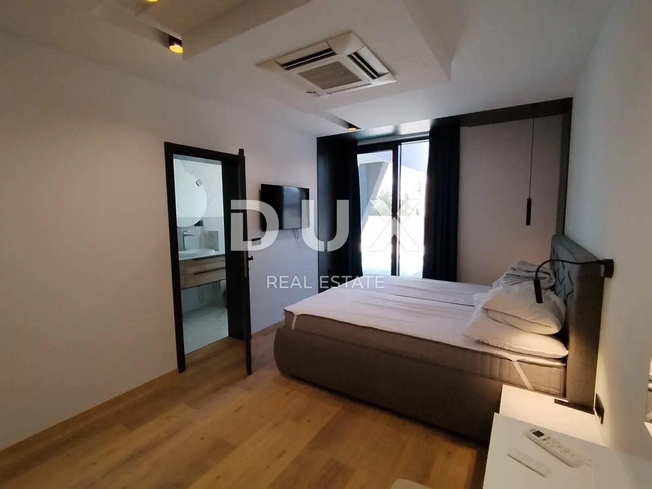 istra,medulin- luksuzna vila 150m od mora! - slika 102