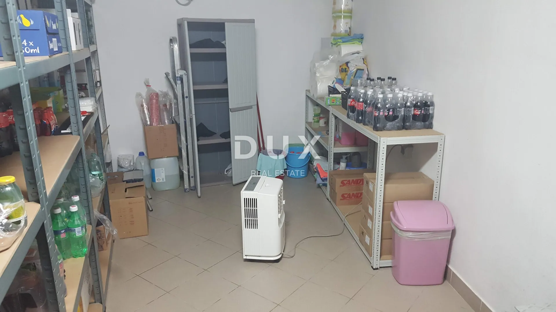 istra,rovinj - predivan uhodani caffe bar u srcu rovinja - slika 55