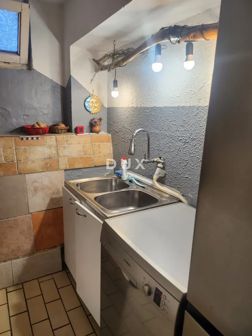 istra,pula - prizemna etaža kuće s dva stana, 2 terase i vrtom - slika 24