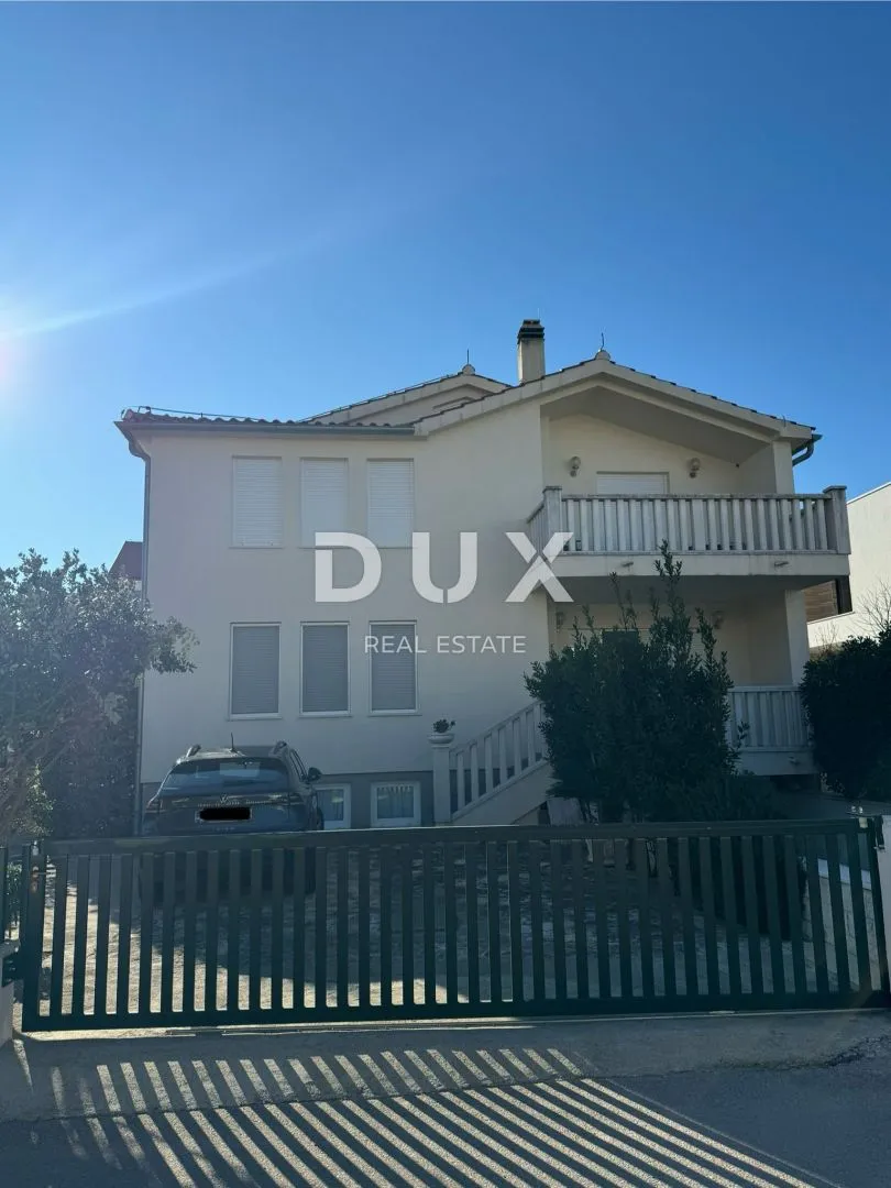 šibenik, vodice - prekrasna samostojeća kuća u vodicama! - slika 37
