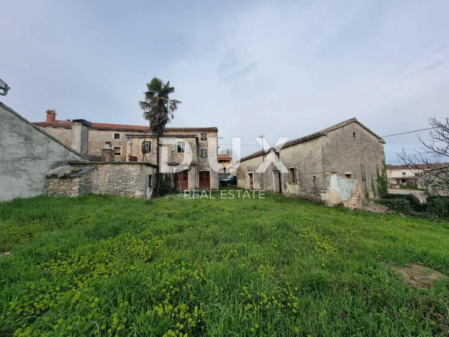 istra, žminj - seosko imanje sa pomoćnim objektima i bazenom! - slika 19