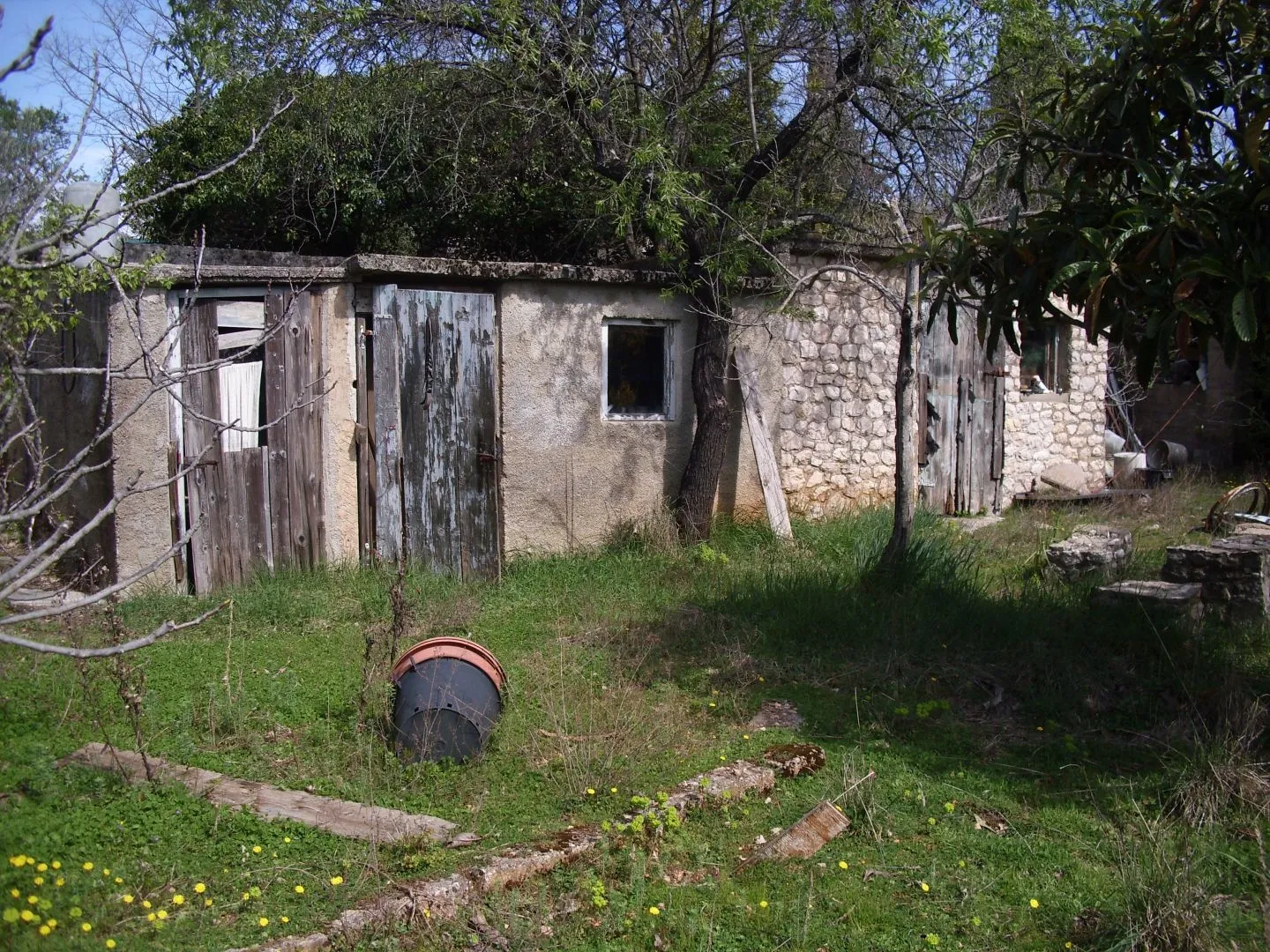 otok krk, kras - teren sa gospodarskim objektom - slika 4