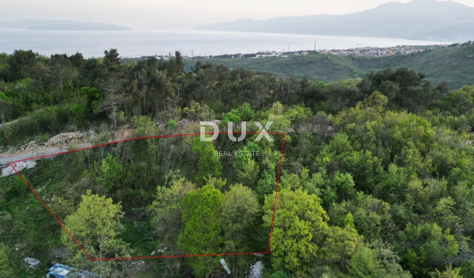 RIJEKA, DRENOVA - građevinsko zemljište 1460m2 s pogledom na more za stambenu zgradu- stanove / obiteljsku kuću s bazenom