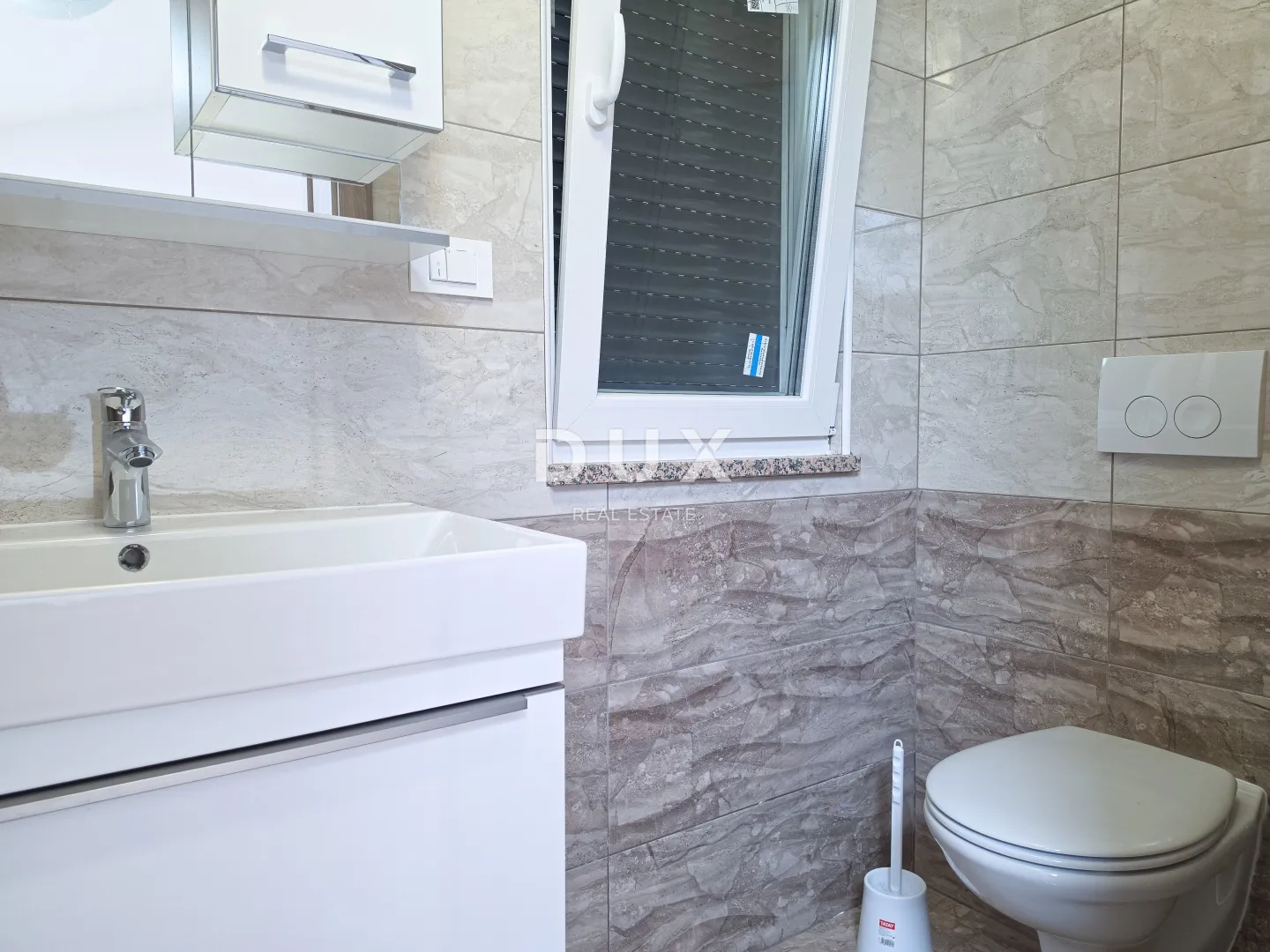 otok rab, banjol - dvoetažni stan s galerijom blizu mora - slika 4