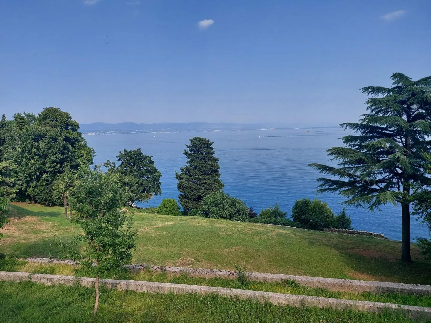 opatija, medveja - kuća 85m2 + okoliš 280m2 - 1. red do mora! - slika 11