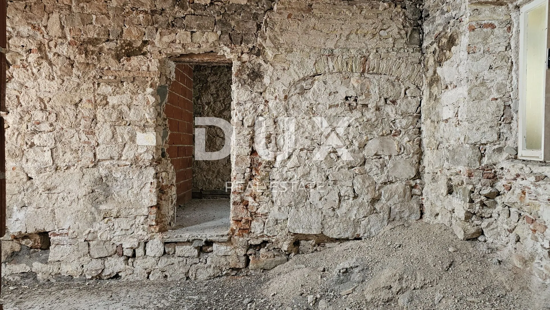 otok rab - prilika!! kamena kuća u nizu za adaptaciju - slika 2