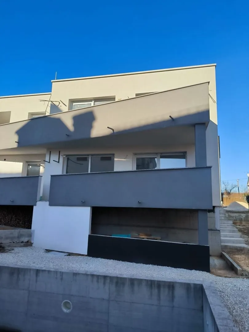 ISTRA , ROVINJ Dvojna kuća na izvanrednoj lokaciji- 500 metara od mora!