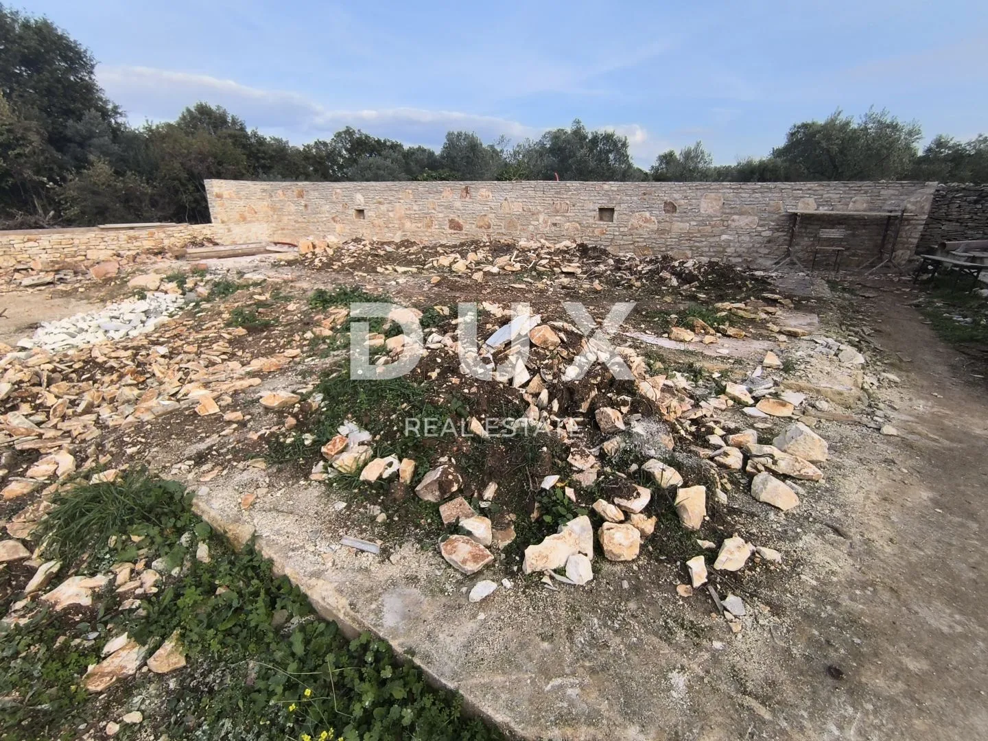 istra, peroj - vikend zemljište s ruševinom ograđeno suhozidom - slika 6