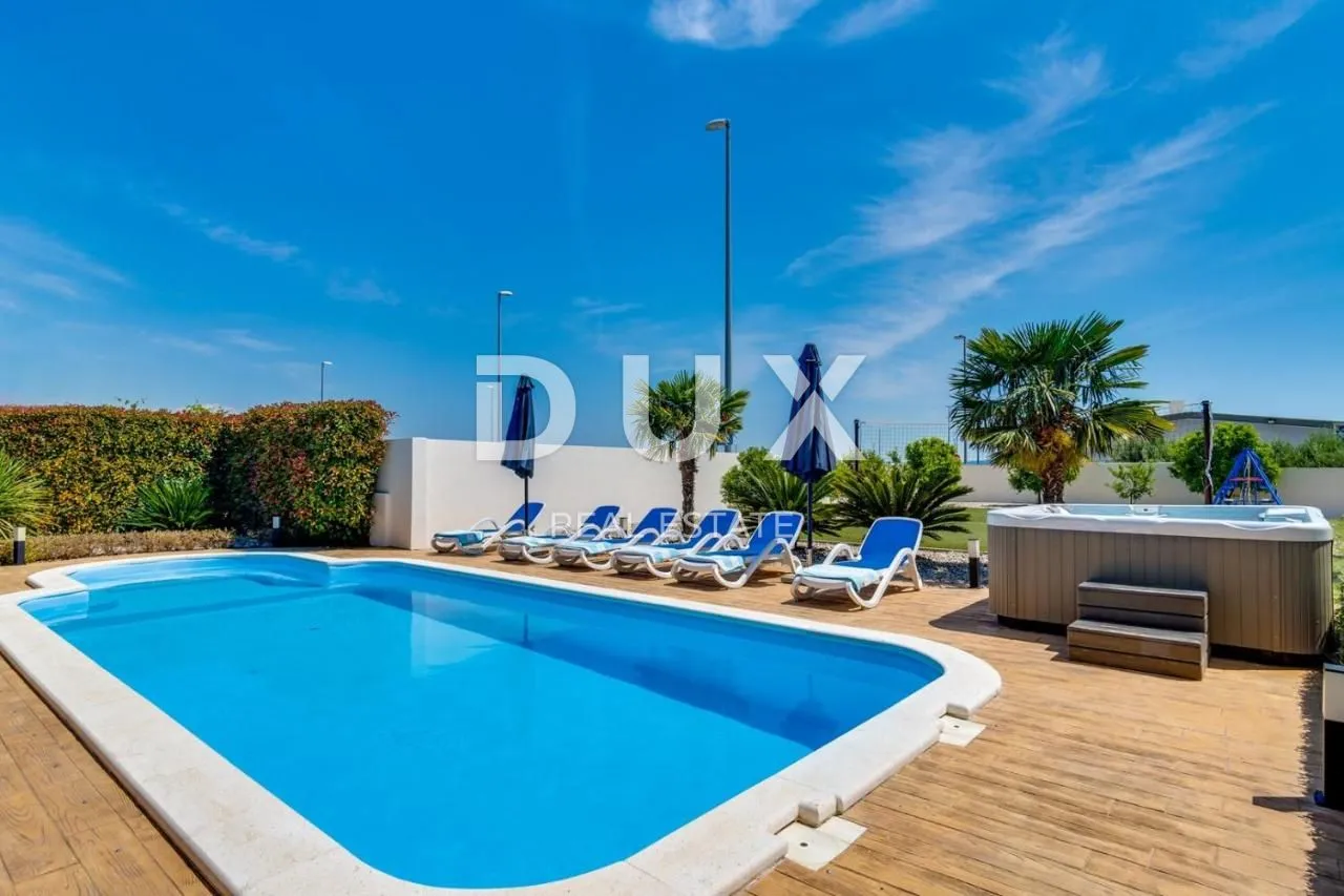 split, kaštel - predivna vila s bazenom i pogledom na more - slika 36