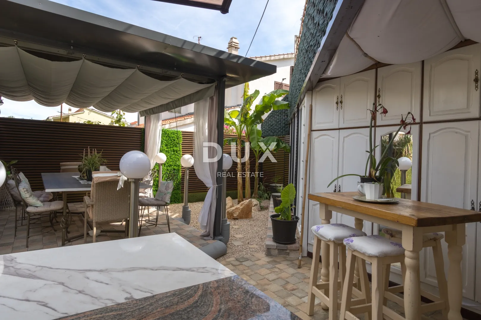 vodice, vila sa 7 apartmana i bazenom - slika 35