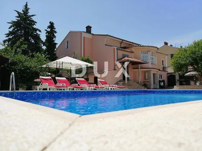 ISTRA, PULA - Apartmanska kuća u strogome centru s bazenom i okućnicom