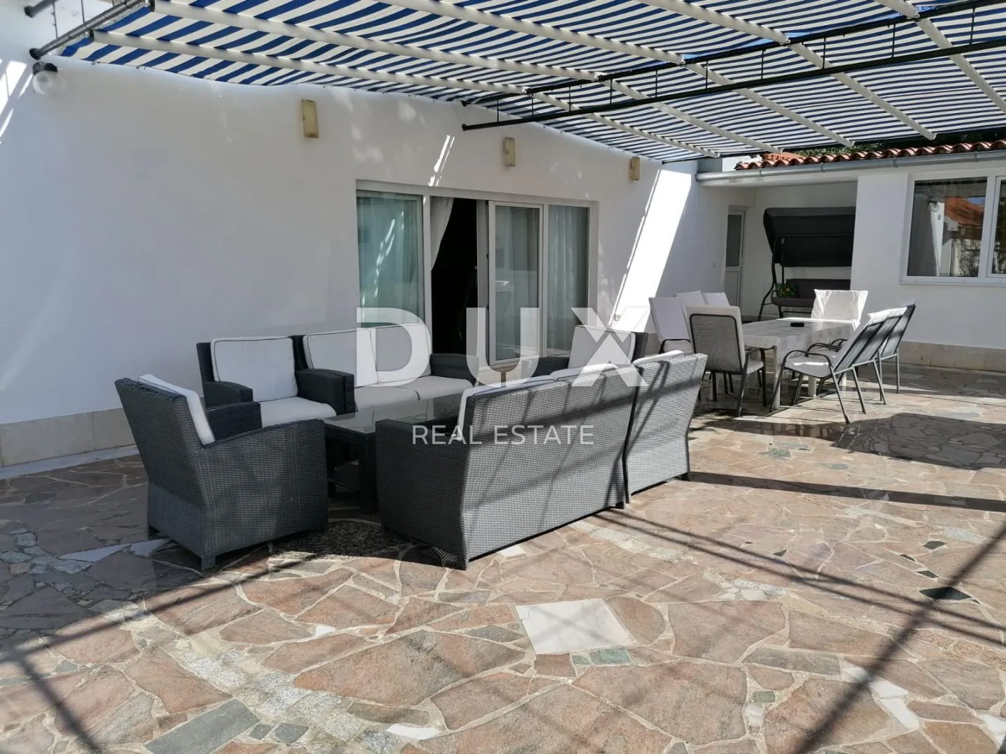 istra, pula - velika obiteljska kuća s 2 apartmana, konobom i garažom - slika 12