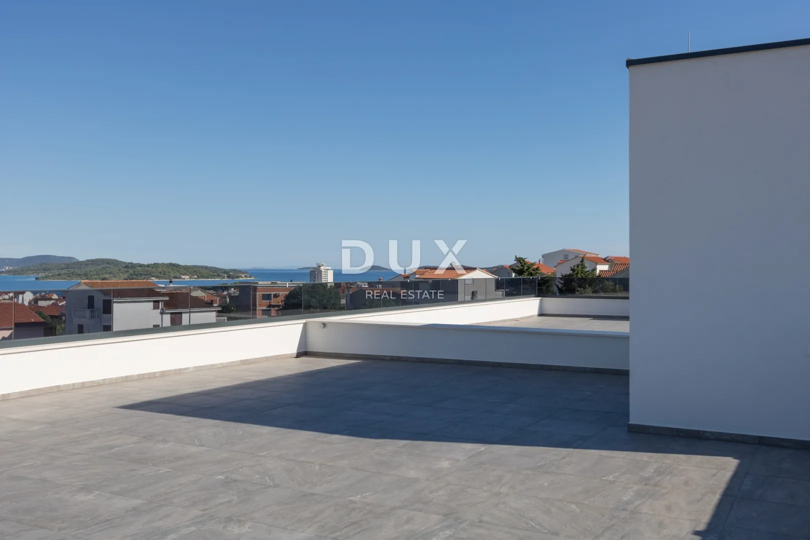 dalmacija, vodice - 2s+db sa panoramskom krovnom terasom - slika 14