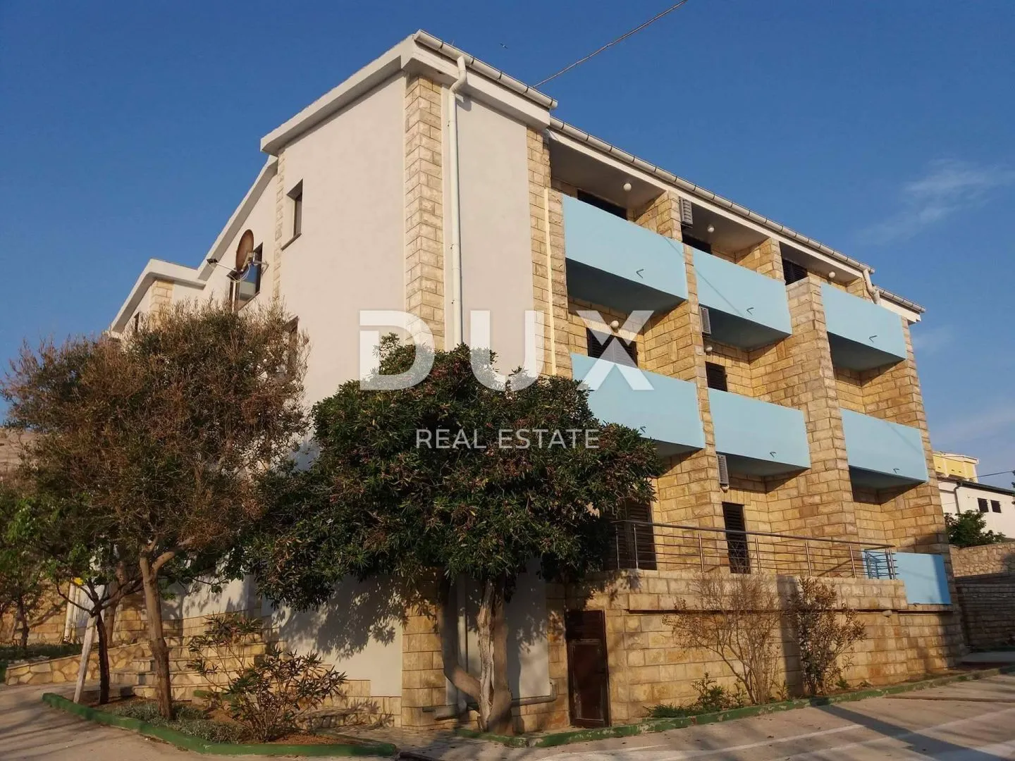 otok pag, pag - prostrani hotel i 1271m2 terena 1. red do mora - slika 4