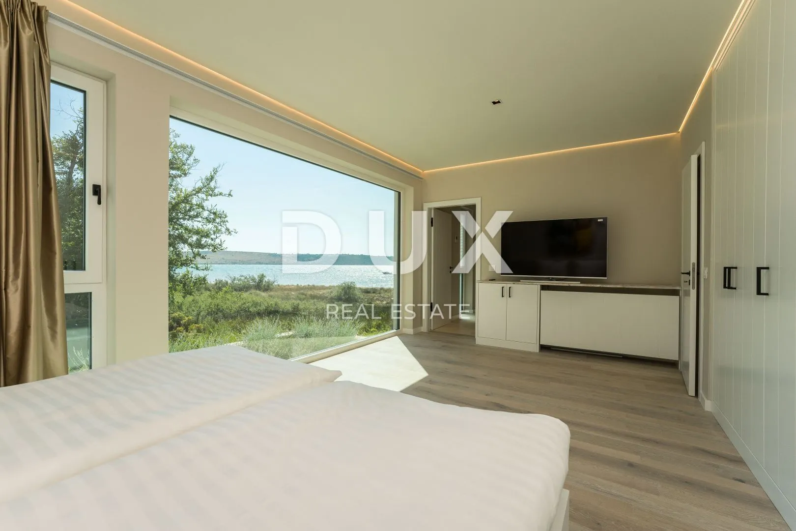 zadar, ljubač - luksuzna vila 1. red do mora - slika 17